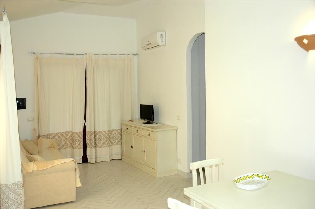 Holiday Homes Stella Marina San Teodoro  Rum bild